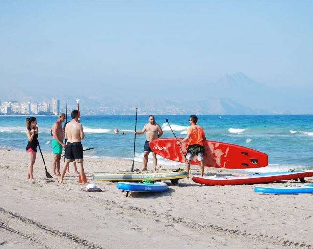 Sosteniendo la tabla roja de sup